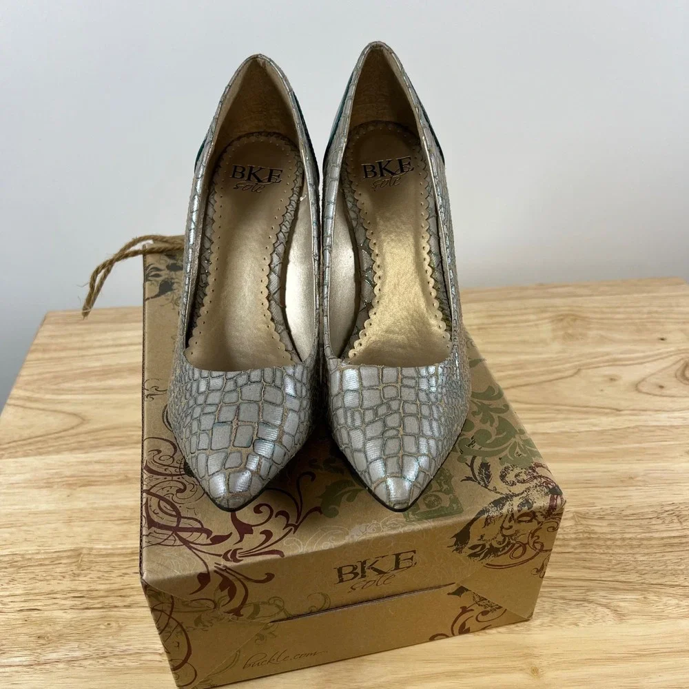 BKE Sole Mabel 32 Metallic Blue Croco Embossed Pointed Toe Pumps Teal Heel 7.5